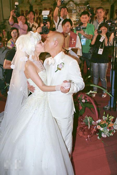 神父宣布张卫健和张茜正式结为夫妇，二人即情深一吻