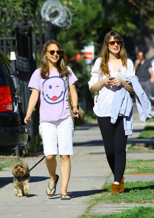 娜塔莉-波特曼带着她的宠物狗与友人在洛杉矶的街头散步
