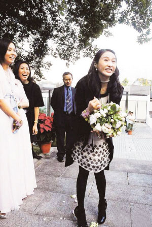 黎姿去年初出席好友蔡加敏婚礼,幸运地接到花球,没想很快就要当上新娘