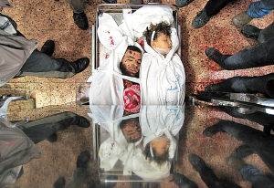 图②:在以军袭击中丧生的一对巴勒斯坦父子的尸体停放在加沙城的希