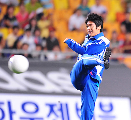 图文奥运冠军李龙大个人写真展示球技