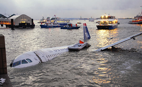 组图:英媒刊登美客机迫降哈德逊河前照片