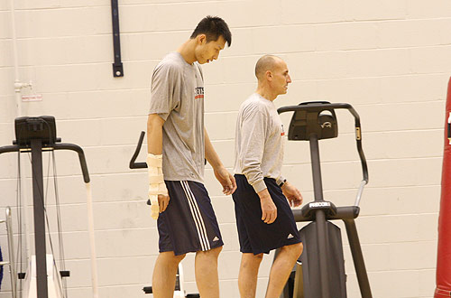 图文nba篮网备战训练阿联走向健身房