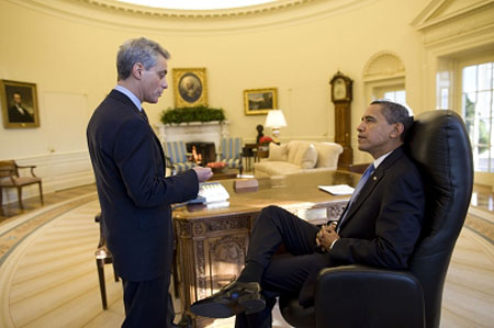 21日,白宫办公厅主任伊曼纽尔向奥巴马做当天日程简报ic图