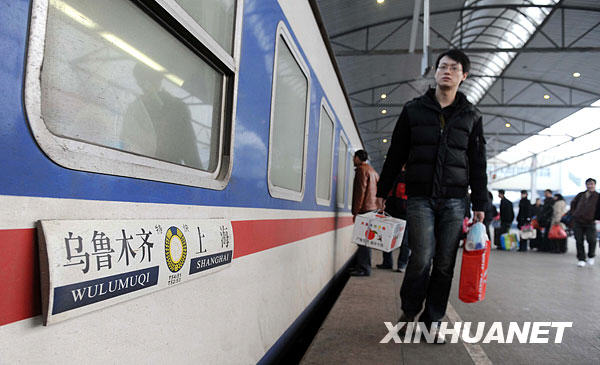 1月23日,在乌鲁木齐火车站站台,一位旅客准备登上从乌鲁木齐开往