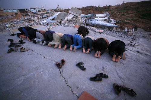 1月26日,在加沙地带北部的贾巴利亚,人们在一座被摧毁的清真寺