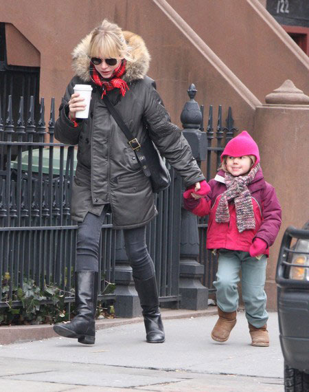 米歇尔-威廉姆斯带着她与希斯-莱杰的女儿玛蒂尔达在纽约布鲁克林区散步
