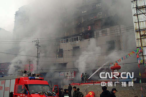 武汉汉正街发生火灾 消防官兵紧急扑救(组图)