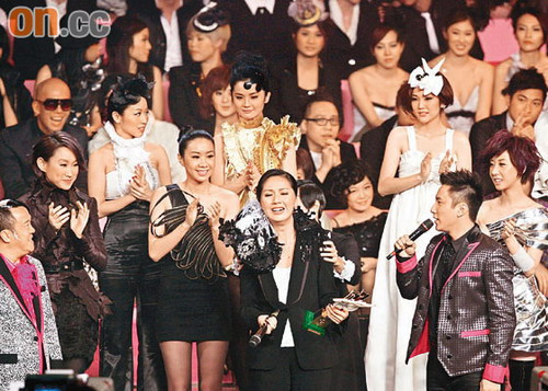 杨千嬅今年重夺最受欢迎女歌星奖，如若成功出嫁，到时便双喜临门。