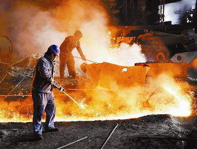 西昌新钢业公司日产1300吨铁水的炼铁厂2号高炉正加紧生产
