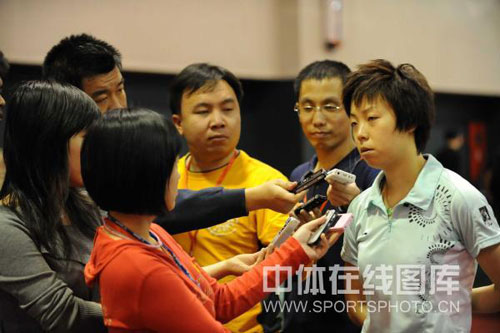图文:直通横滨赛第五日 张怡宁接受采访