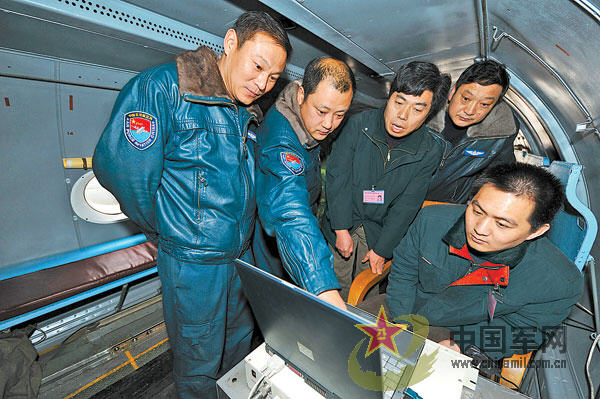 空军运输航空兵某师旱区实施人工增雨(图)