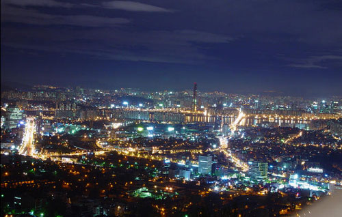 在南山上俯瞰到的首尔夜景