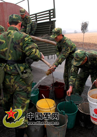 拉水为群众浇地
