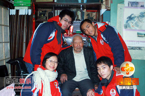 张男（左后）与尹老抚养的老人合影