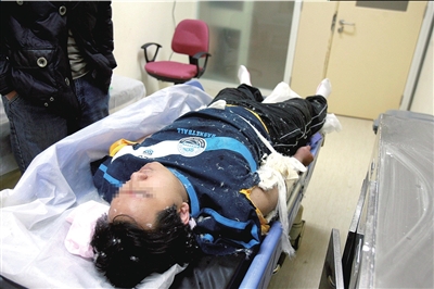 扎人学生在医院内接受治疗 本报记者夏永摄