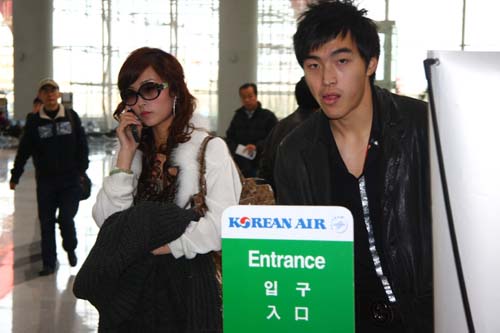随行的还有他的经纪人佩特里卡,而冯潇霆的女友赵盈也一同前往机场