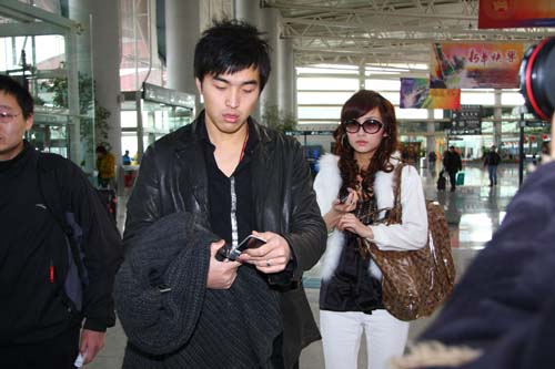 随行的还有他的经纪人佩特里卡,而冯潇霆的女友赵盈也一同前往机场
