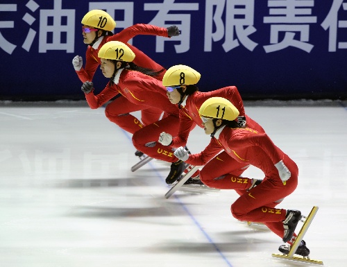 短道速滑点冰式起跑图片