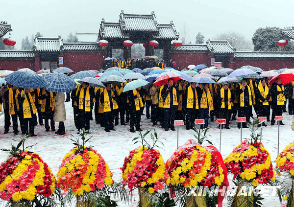 2月26日,在太昊陵统天殿前,各界群众准备向太昊伏羲敬献花篮.