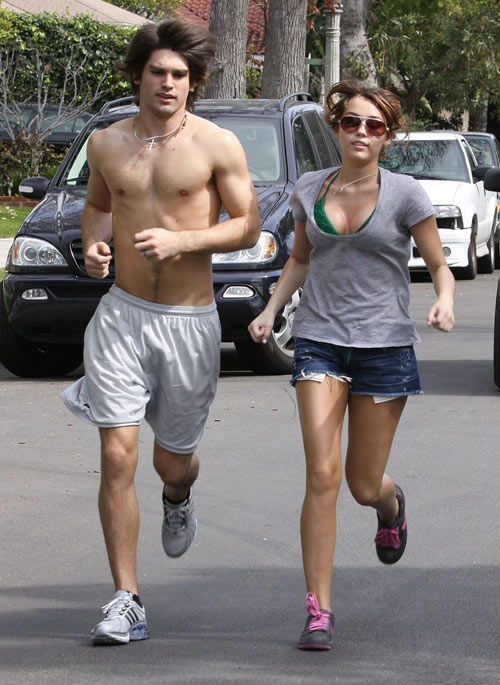 梅莉-塞勒斯和她的男友贾斯汀-加斯顿一起慢跑