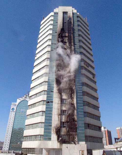 组图:乌鲁木齐国贸大厦火灾被迅速扑灭