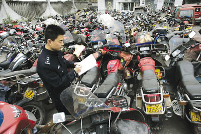 民警正登记被盗摩托车　记者 唐浩 摄