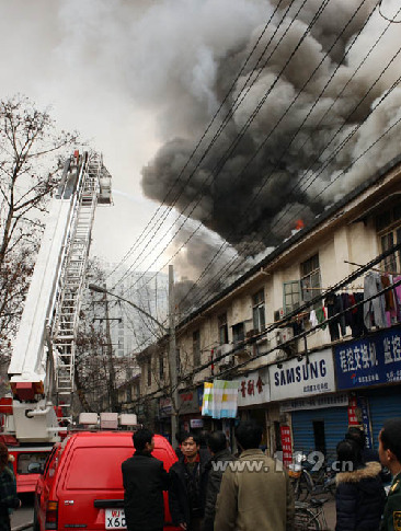 居民楼发生火灾,武汉市119指挥中心接到警情后,迅速调集江汉,汉正街