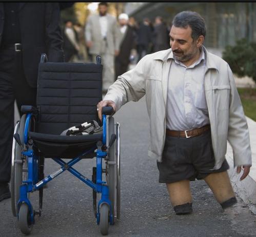 图文:伊朗老兵战争中失去双腿 靠轮椅假肢生活