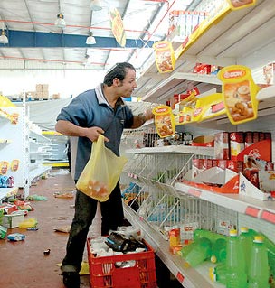 以色列破产超市遭人哄抢 冰箱空调都不落下(图)