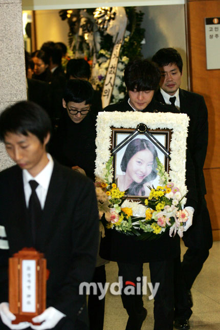 年轻女孩葬礼图片