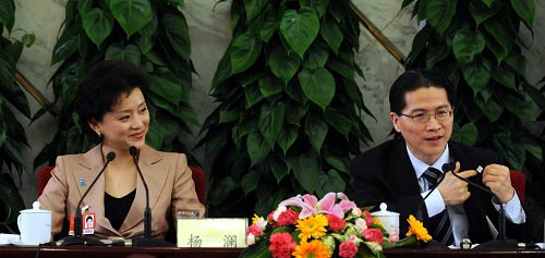 政协十一届二次会议昨天举行记者会，周汉民、杨澜正在回答记者提问。江心/CFP 图