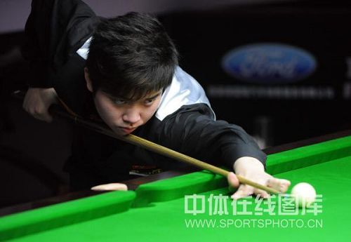 图文:中巡赛次轮李远vs李岩 李远库边击球