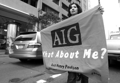在美国旧金山，一名示威游行者打出写有“AIG，我怎么办？ ”的标语 