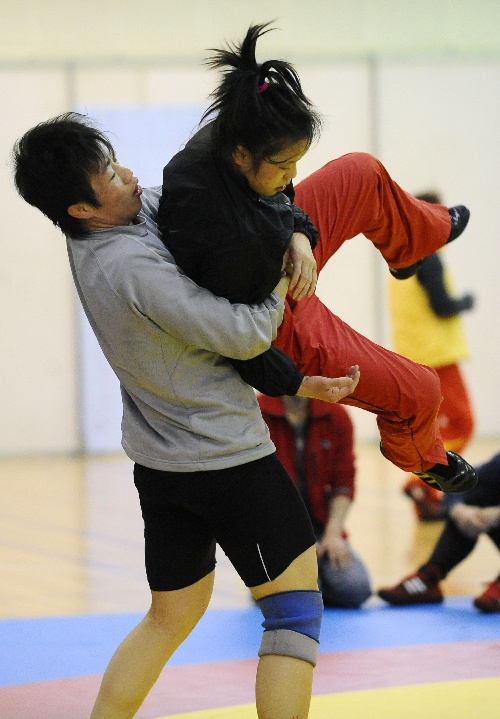 图文:09女子摔跤世界杯即将开赛 中国队训练