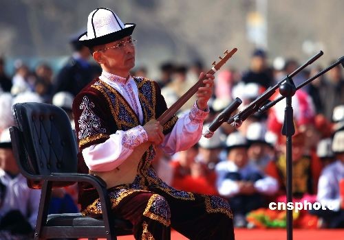 图为柯尔克孜族传统名族乐器库姆孜琴独奏