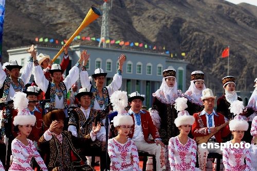 图:新疆柯尔克孜族民众喜迎诺肉孜节