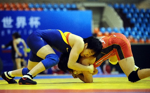 圖文:09女子摔跤世界盃首輪 許莉擊敗日本選手