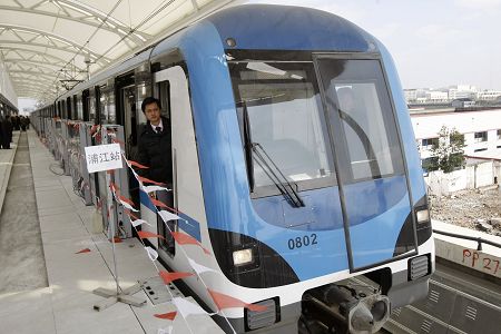 記者昨天搭乘調試列車到達浦江鎮站