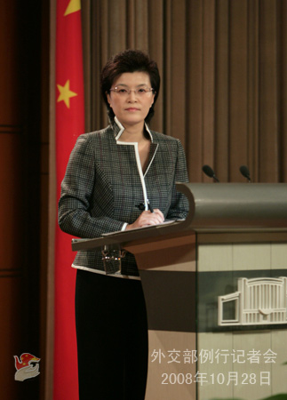 2003年起出任驻港特派员公署发言人,2005年底调回北京外交部新闻司任
