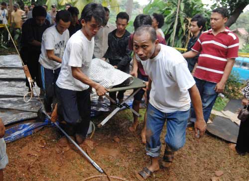 印度尼西亚文登县当日凌晨发生的蓄水湖大坝决堤事故造成的死亡人数已