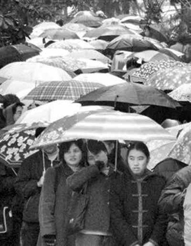 2001年12月20日上午，南京大学外语培训中心门前排满了冒雨报名“托福”的考生。