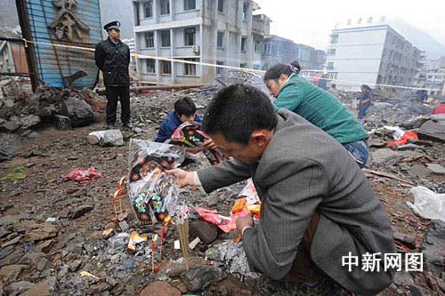 大地震后第一个传统清明节，北川老县城废墟的封闭铁丝网清晨七时准默默打开，特意为此地幸存的父老乡亲们开放。中新社记者贾国荣摄