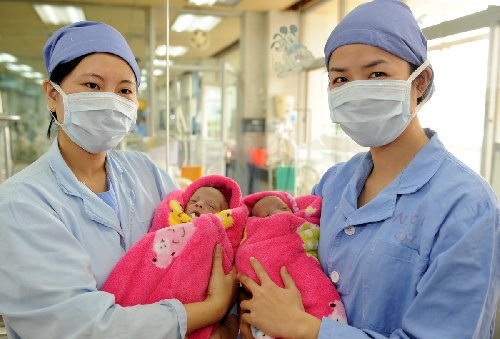 2009年4月1日,广州,一对连体弃婴在广州得到成功救治