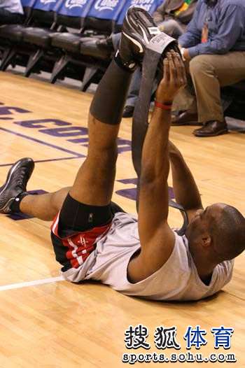图文nba兰德里复出首训拉伸腿部肌肉