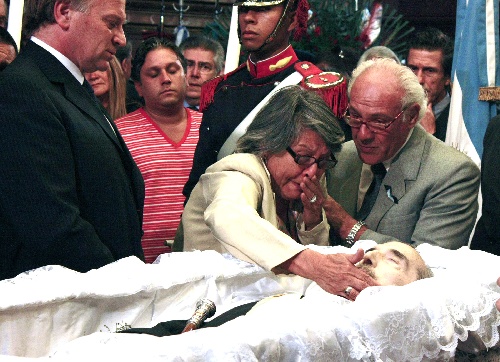 阿根廷民众送行前总统 马拉多纳到场默哀