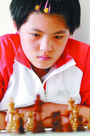 去年国象世锦赛亚军、目前排位世界第三的中国选手侯逸凡在比赛中。