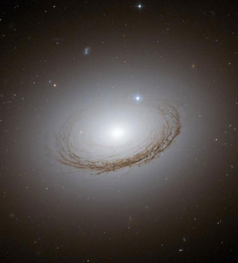 图文:哈勃太空望远镜拍到最明亮星系团