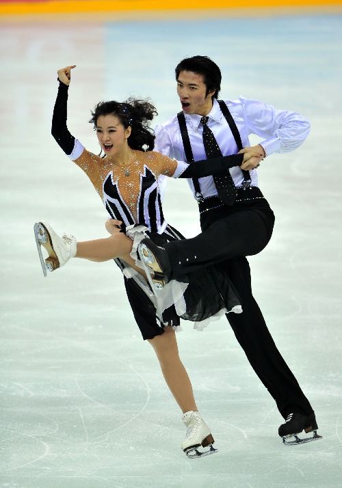 当日,第十一届全国运动会花样滑冰冰舞比赛在青岛市体育馆举行,黄欣彤