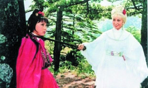 加入影圈，鲍起静也当过女主角，比如《白发魔女传》的练霓裳（左）。